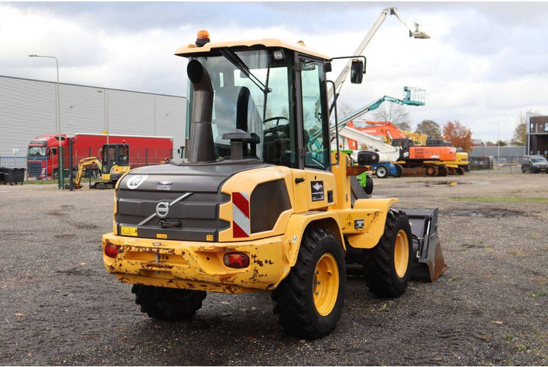 Gumikerekes homlokrakodó Volvo L30G: 6 kép.