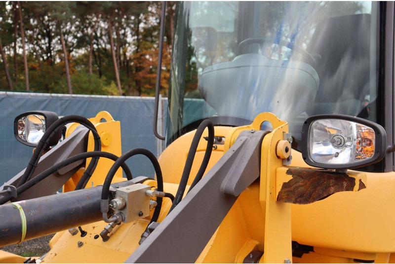 Gumikerekes homlokrakodó Volvo L30G: 14 kép.