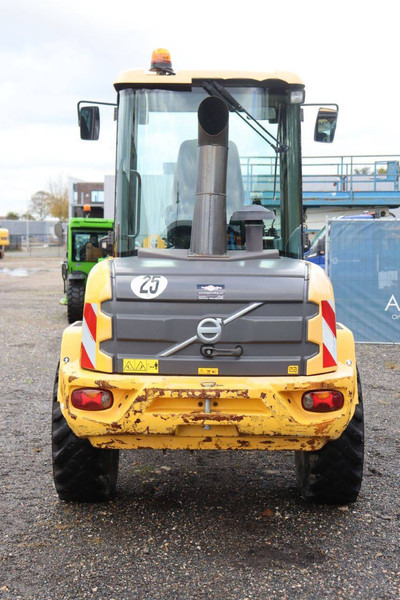 Volvo L30G - Gumikerekes homlokrakodó: 5 kép. Volvo L30G - Gumikerekes homlokrakodó: 5 kép.