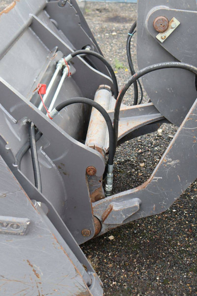 Gumikerekes homlokrakodó Volvo L30G: 12 kép.