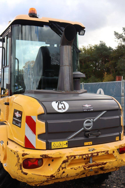 Gumikerekes homlokrakodó Volvo L30G: 19 kép.