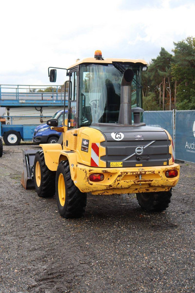 Volvo L30G - Gumikerekes homlokrakodó: 4 kép. Volvo L30G - Gumikerekes homlokrakodó: 4 kép.