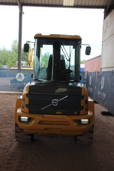 Volvo L35G - Gumikerekes homlokrakodó: 4 kép. Volvo L35G - Gumikerekes homlokrakodó: 4 kép.