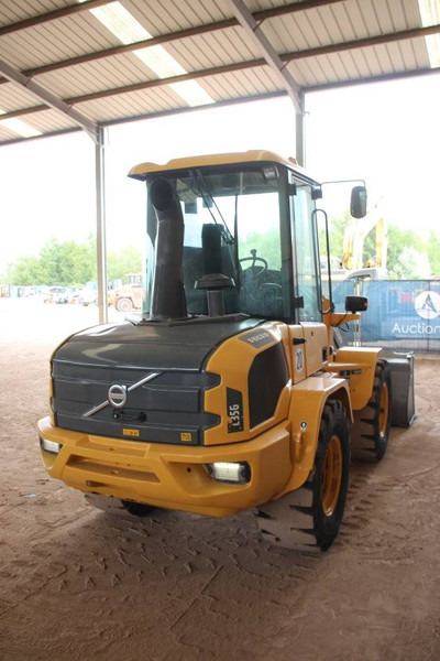 Volvo L35G - Gumikerekes homlokrakodó: 5 kép. Volvo L35G - Gumikerekes homlokrakodó: 5 kép.
