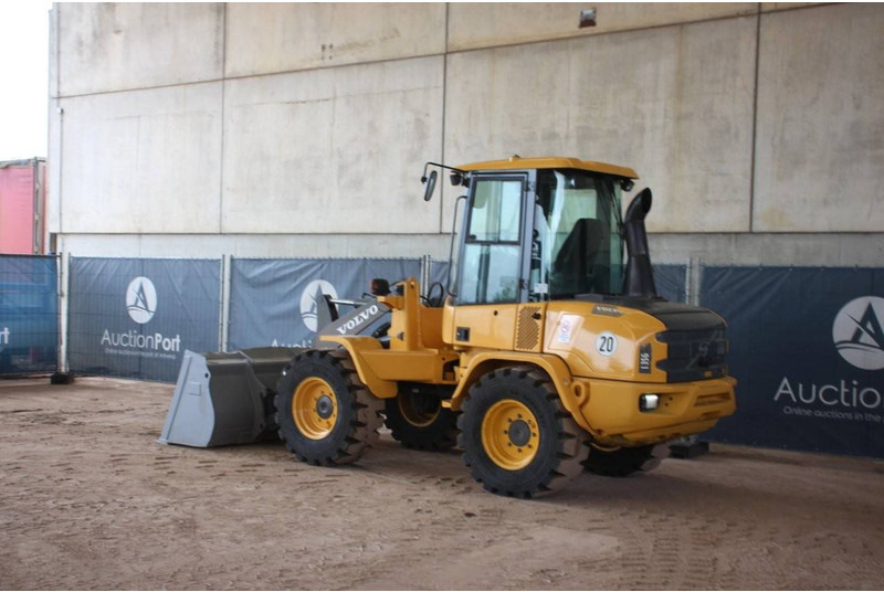 Volvo L35G - Gumikerekes homlokrakodó: 3 kép. Volvo L35G - Gumikerekes homlokrakodó: 3 kép.