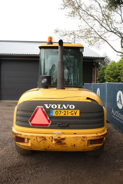 Volvo L45TP - Gumikerekes homlokrakodó: 4 kép. Volvo L45TP - Gumikerekes homlokrakodó: 4 kép.