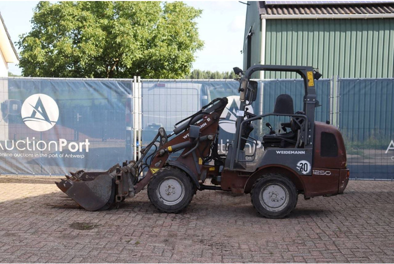 Weidemann 1250 CC35 - Gumikerekes homlokrakodó: 2 kép. Weidemann 1250 CC35 - Gumikerekes homlokrakodó: 2 kép.