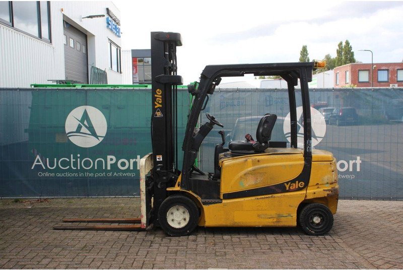 Yale ERP35VL E2645 - Elektromos targonca: 2 kép. Yale ERP35VL E2645 - Elektromos targonca: 2 kép.