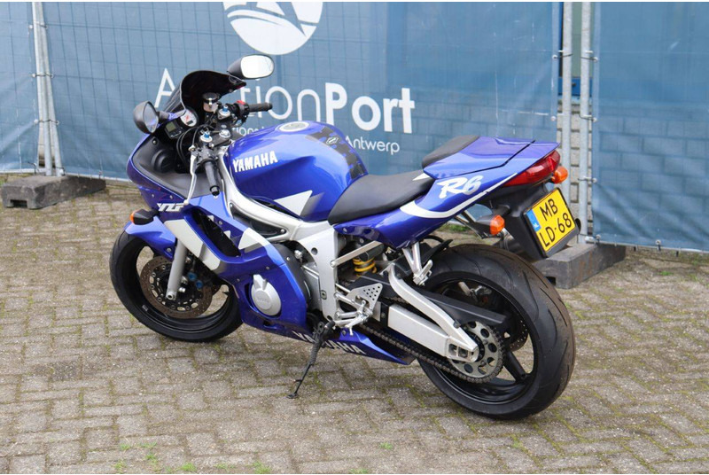 Yamaha YZF-R6 - Motorkerékpár: 3 kép. Yamaha YZF-R6 - Motorkerékpár: 3 kép.