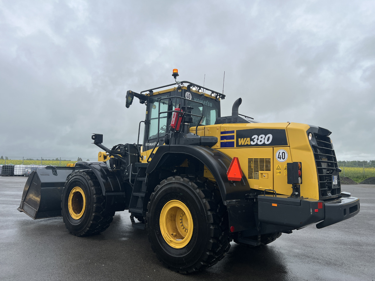 KOMATSU WA 380-8E0 - Gumikerekes homlokrakodó: 3 kép. KOMATSU WA 380-8E0 - Gumikerekes homlokrakodó: 3 kép.