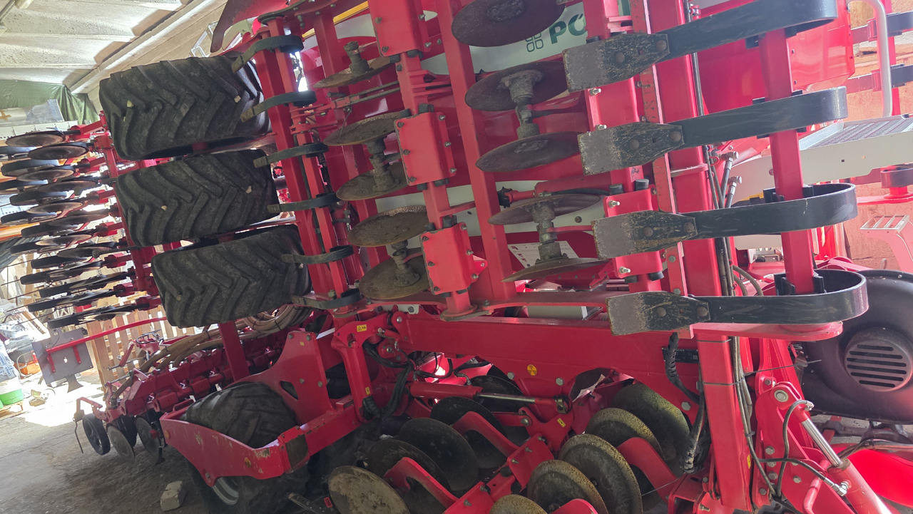 PÖTTINGER Terrasem C6 Artis - Szemenkénti vetőgép: 2 kép. PÖTTINGER Terrasem C6 Artis - Szemenkénti vetőgép: 2 kép.