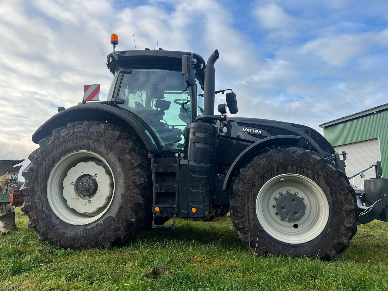VALTRA S394 - Traktor: 2 kép. VALTRA S394 - Traktor: 2 kép.
