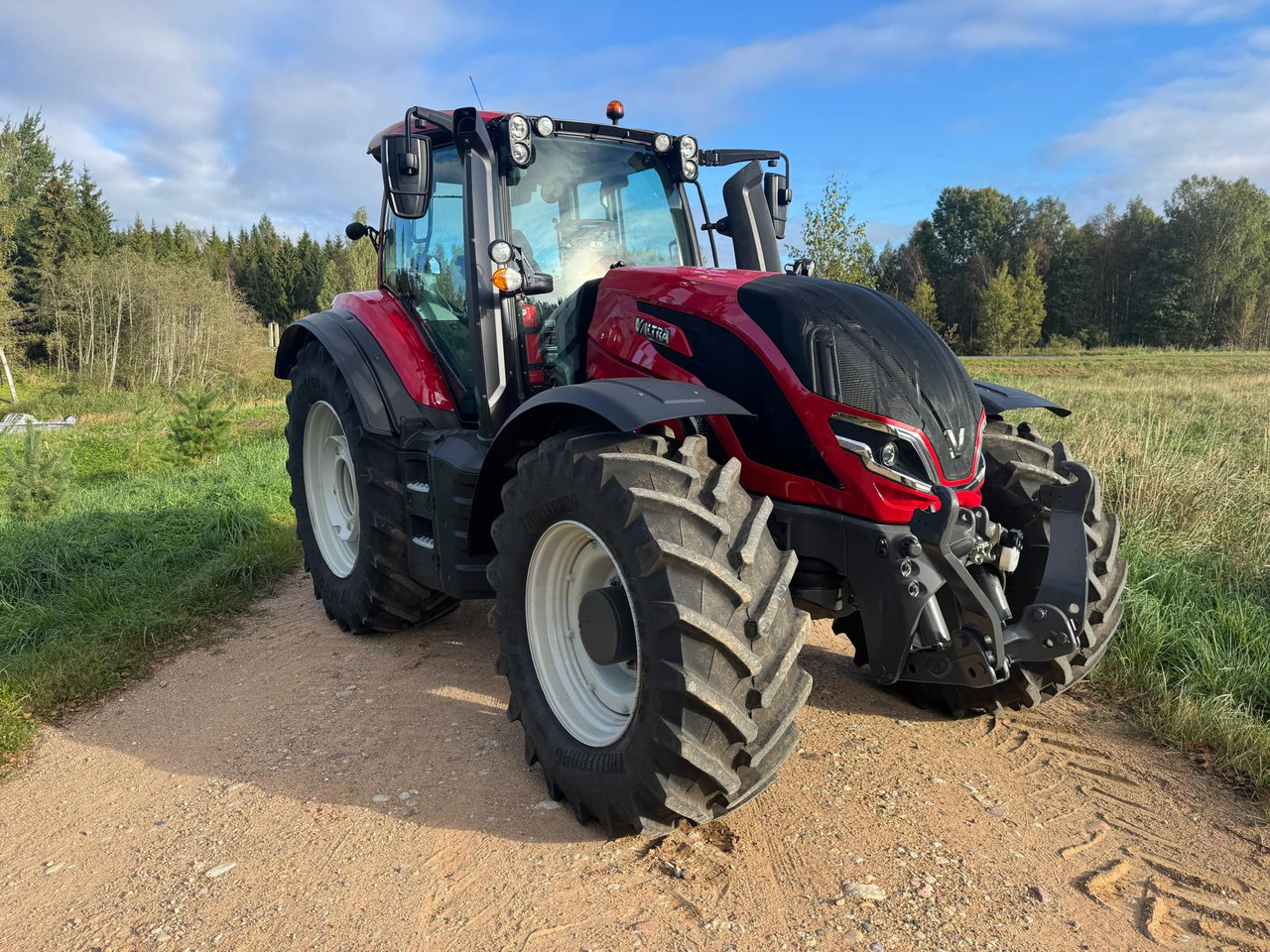 Valtra T255 - Traktor: 2 kép. Valtra T255 - Traktor: 2 kép.