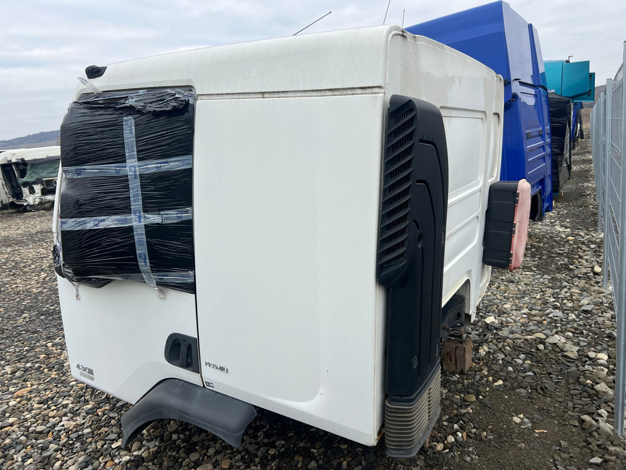 CABINA RENAULT PREMIUM SLEEPER CAB L2H1 - Fülke - Teherautó: 4 kép. CABINA RENAULT PREMIUM SLEEPER CAB L2H1 - Fülke - Teherautó: 4 kép.