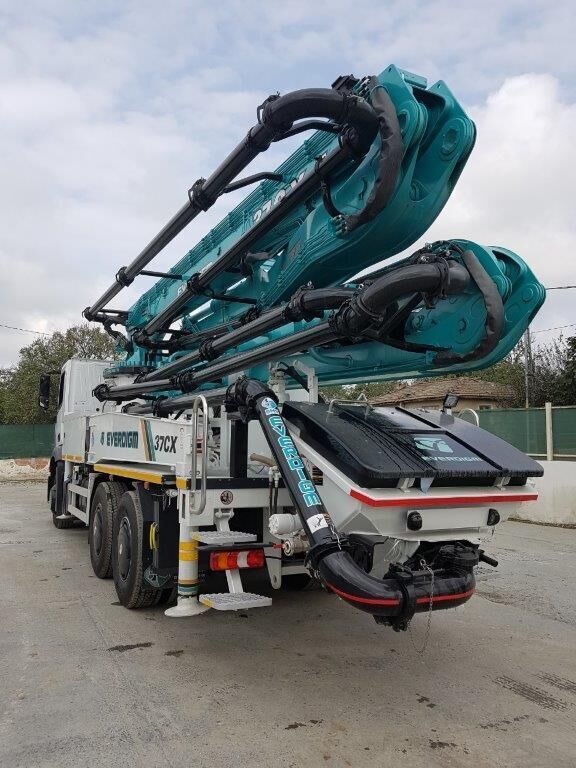 Mercedes-Benz 3343 P - Betonpumpa: 4 kép. Mercedes-Benz 3343 P - Betonpumpa: 4 kép.