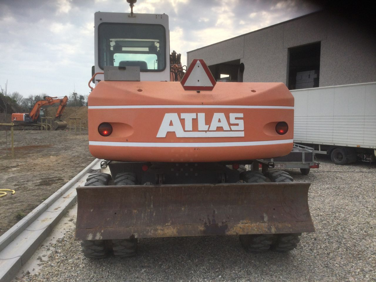 Atlas 1104 - Gumikerekes kotró: 2 kép. Atlas 1104 - Gumikerekes kotró: 2 kép.