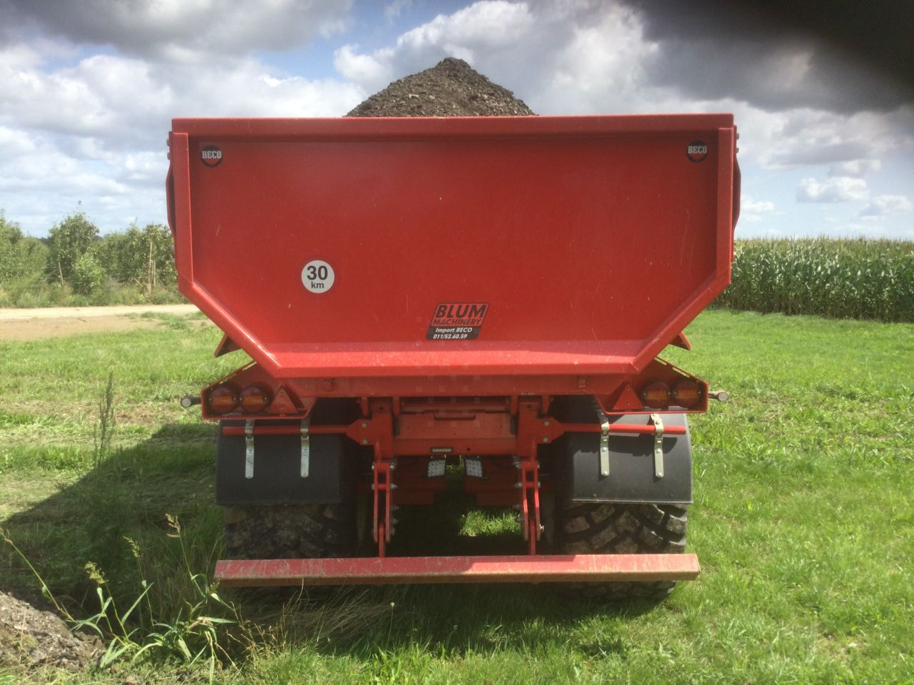 Beco Maxxim 260 - Pótkocsi billenőplatós: 4 kép. Beco Maxxim 260 - Pótkocsi billenőplatós: 4 kép.