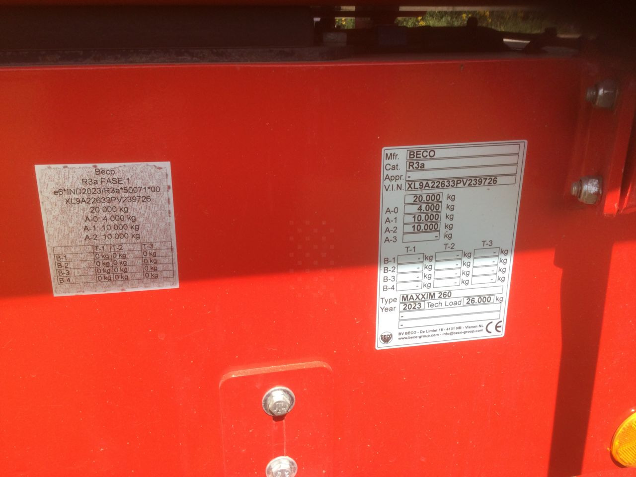 Beco Maxxim 260 - Pótkocsi billenőplatós: 5 kép. Beco Maxxim 260 - Pótkocsi billenőplatós: 5 kép.