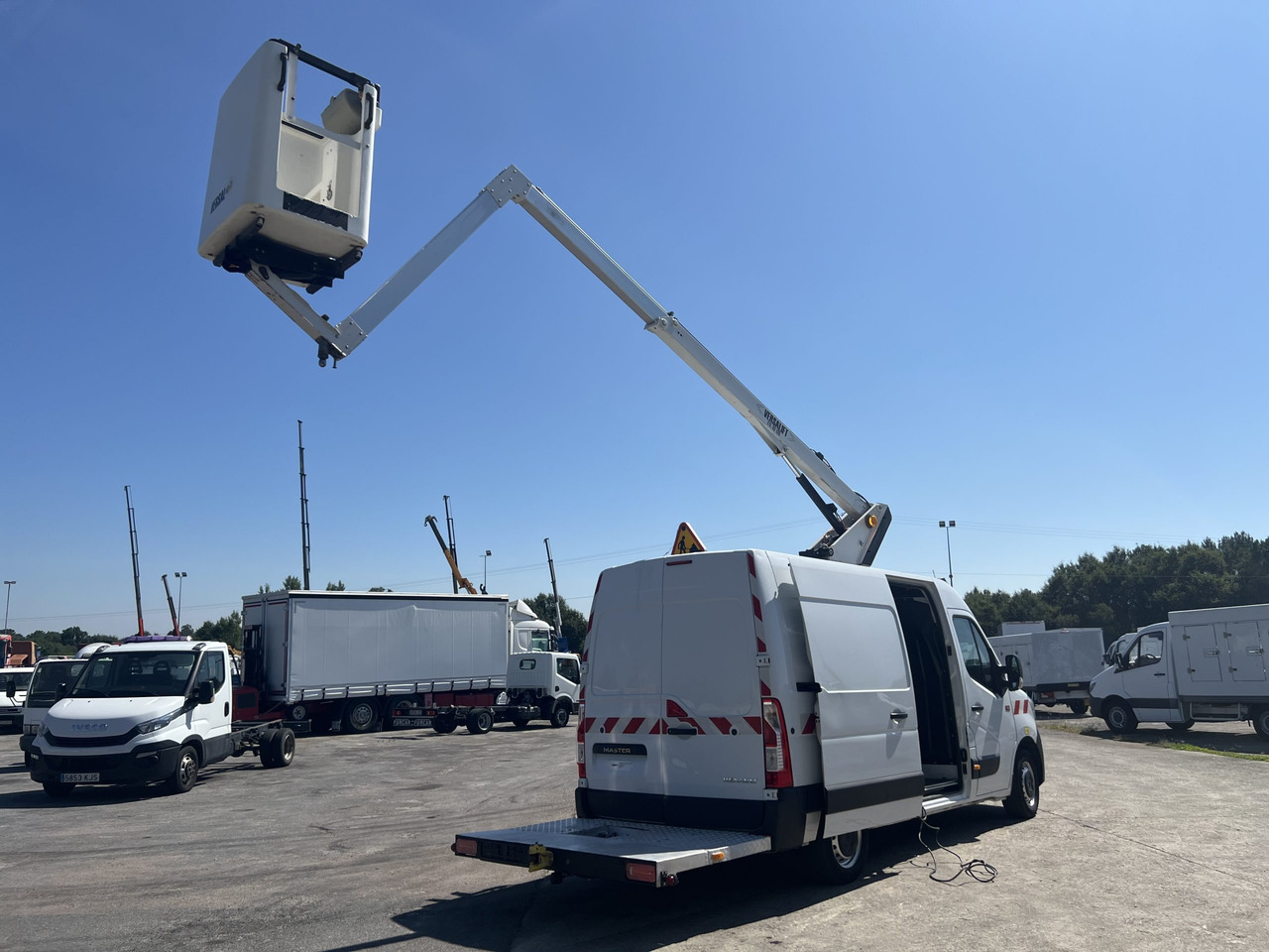 FURGON CON CESTA RENAULT MASTER - Emelőkosaras teherautó: 4 kép. FURGON CON CESTA RENAULT MASTER - Emelőkosaras teherautó: 4 kép.