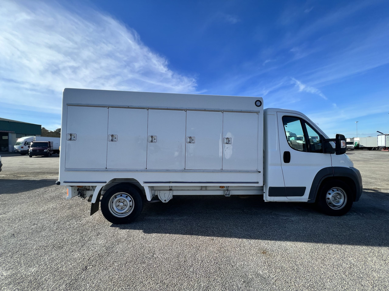 FUROGON  HELADERO CON PLACAS MERCEDES Y IVECO - Hűtős kisteherautó: 2 kép. FUROGON  HELADERO CON PLACAS MERCEDES Y IVECO - Hűtős kisteherautó: 2 kép.