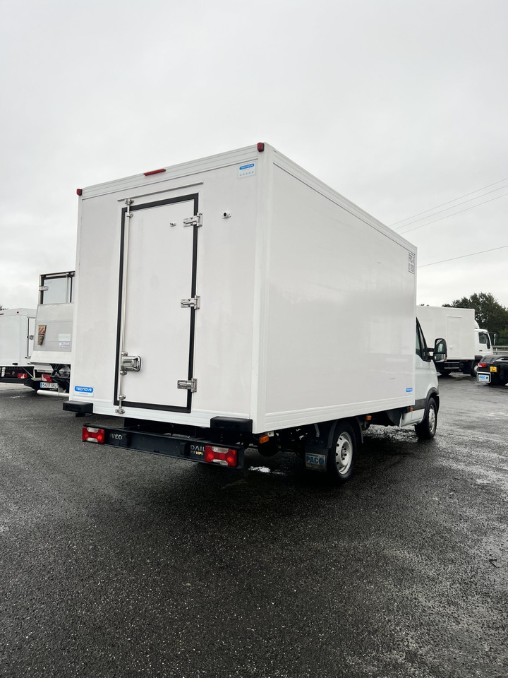 IVECO FRIGORIFICO - Hűtős kisteherautó: 2 kép. IVECO FRIGORIFICO - Hűtős kisteherautó: 2 kép.
