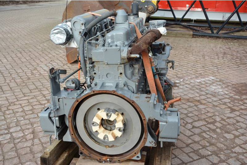 Hino EM100 engine complete - Motor - Építőipari gépek: 3 kép. Hino EM100 engine complete - Motor - Építőipari gépek: 3 kép.