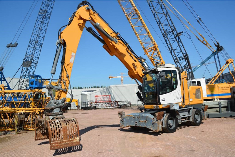 Liebherr LH 22 M - Hulladék kotró: 2 kép. Liebherr LH 22 M - Hulladék kotró: 2 kép.