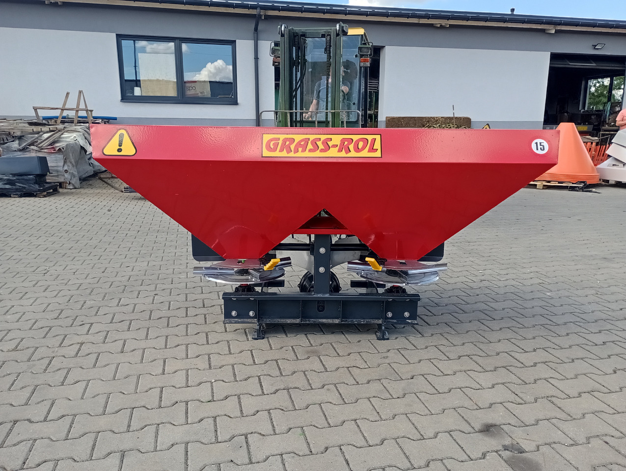 Grass Rol Rozsiewacz nawozów Junior 1200 l/ Düngerstreuer 1200l/ Fertilizer spreader 1200 - Műtrágyaszóró: 1 kép. Grass Rol Rozsiewacz nawozów Junior 1200 l/ Düngerstreuer 1200l/ Fertilizer spreader 1200 - Műtrágyaszóró: 1 kép.