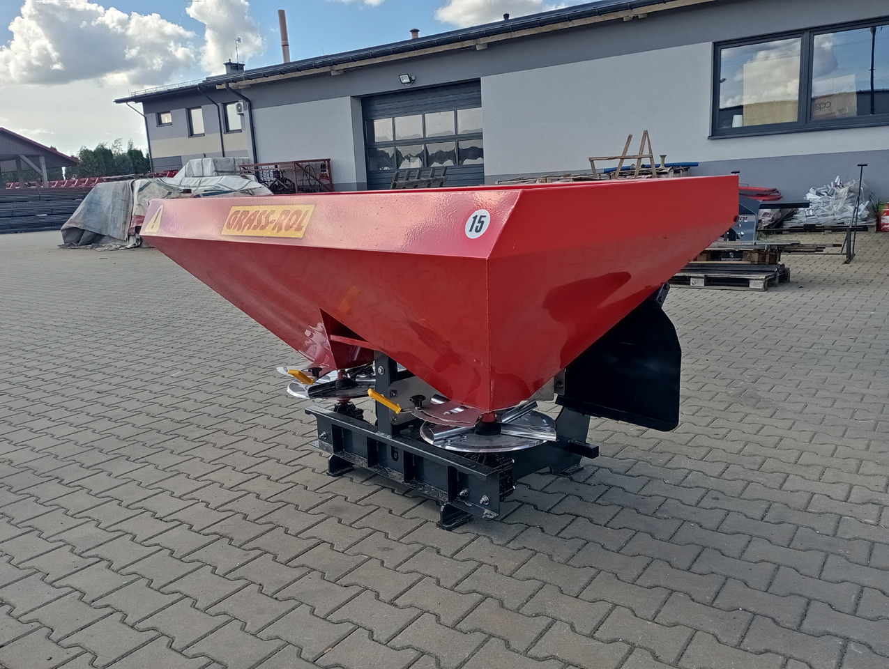 Grass Rol Rozsiewacz nawozów Junior 1200 l/ Düngerstreuer 1200l/ Fertilizer spreader 1200 - Műtrágyaszóró: 3 kép. Grass Rol Rozsiewacz nawozów Junior 1200 l/ Düngerstreuer 1200l/ Fertilizer spreader 1200 - Műtrágyaszóró: 3 kép.