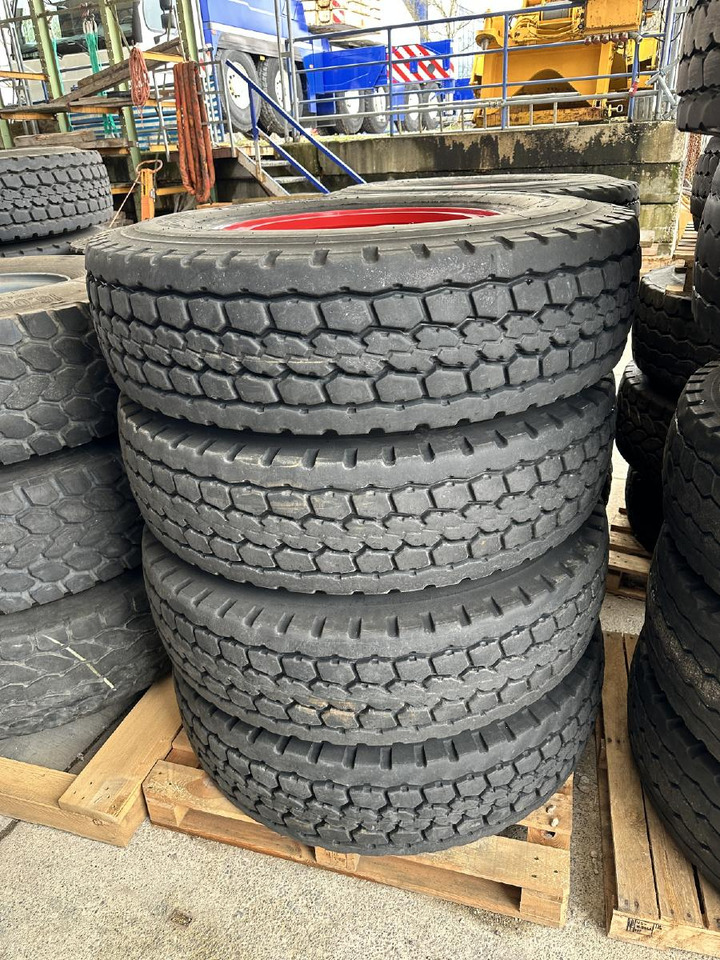Liebherr Zubehör = Kompletträder 8 x Bridgestone VHS 385/95 R25 (14.00 R25) - Autódaru: 3 kép. Liebherr Zubehör = Kompletträder 8 x Bridgestone VHS 385/95 R25 (14.00 R25) - Autódaru: 3 kép.