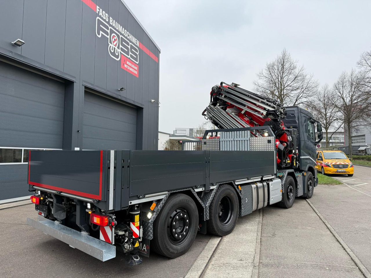 Volvo FH 500 | Kran Fassi F820 RA.2 | Jib L426 - Platós teherautó, Darus autó: 3 kép. Volvo FH 500 | Kran Fassi F820 RA.2 | Jib L426 - Platós teherautó, Darus autó: 3 kép.
