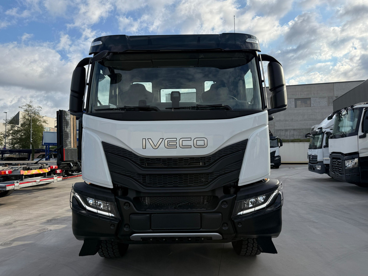 IVECO AD300X46Z OFF X-Way HI-TRACTION E6 (Chassis) - Alvaz teherautó: 3 kép. IVECO AD300X46Z OFF X-Way HI-TRACTION E6 (Chassis) - Alvaz teherautó: 3 kép.