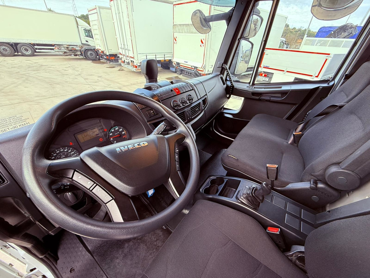 IVECO ML120E22 Eurocargo E6 (Tauliner) - Ponyvás teherautó: 4 kép. IVECO ML120E22 Eurocargo E6 (Tauliner) - Ponyvás teherautó: 4 kép.