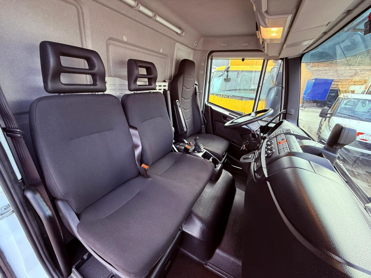 IVECO ML120E22 Eurocargo E6 (Tauliner) - Ponyvás teherautó: 5 kép. IVECO ML120E22 Eurocargo E6 (Tauliner) - Ponyvás teherautó: 5 kép.