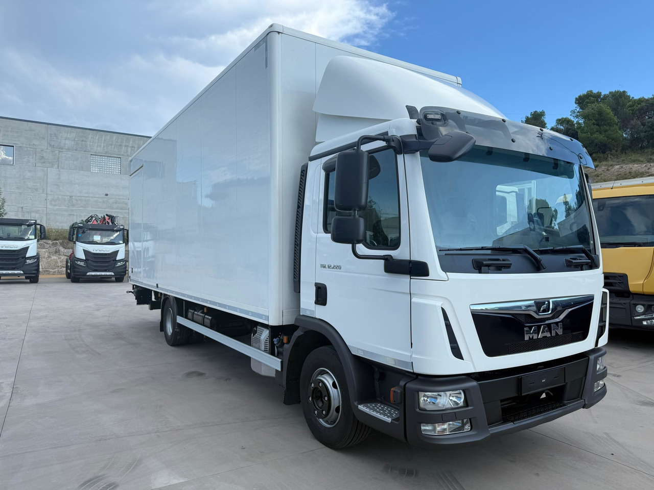 MAN 12.220 BL TGL E6 (Van) - Dobozos felépítményű teherautó: 2 kép. MAN 12.220 BL TGL E6 (Van) - Dobozos felépítményű teherautó: 2 kép.