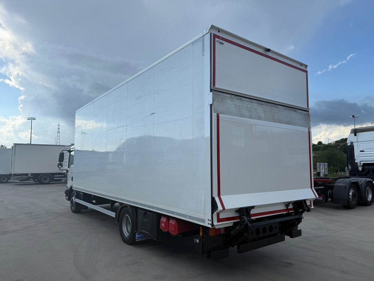 MAN 12.220 BL TGL E6 (Van) - Dobozos felépítményű teherautó: 4 kép. MAN 12.220 BL TGL E6 (Van) - Dobozos felépítményű teherautó: 4 kép.