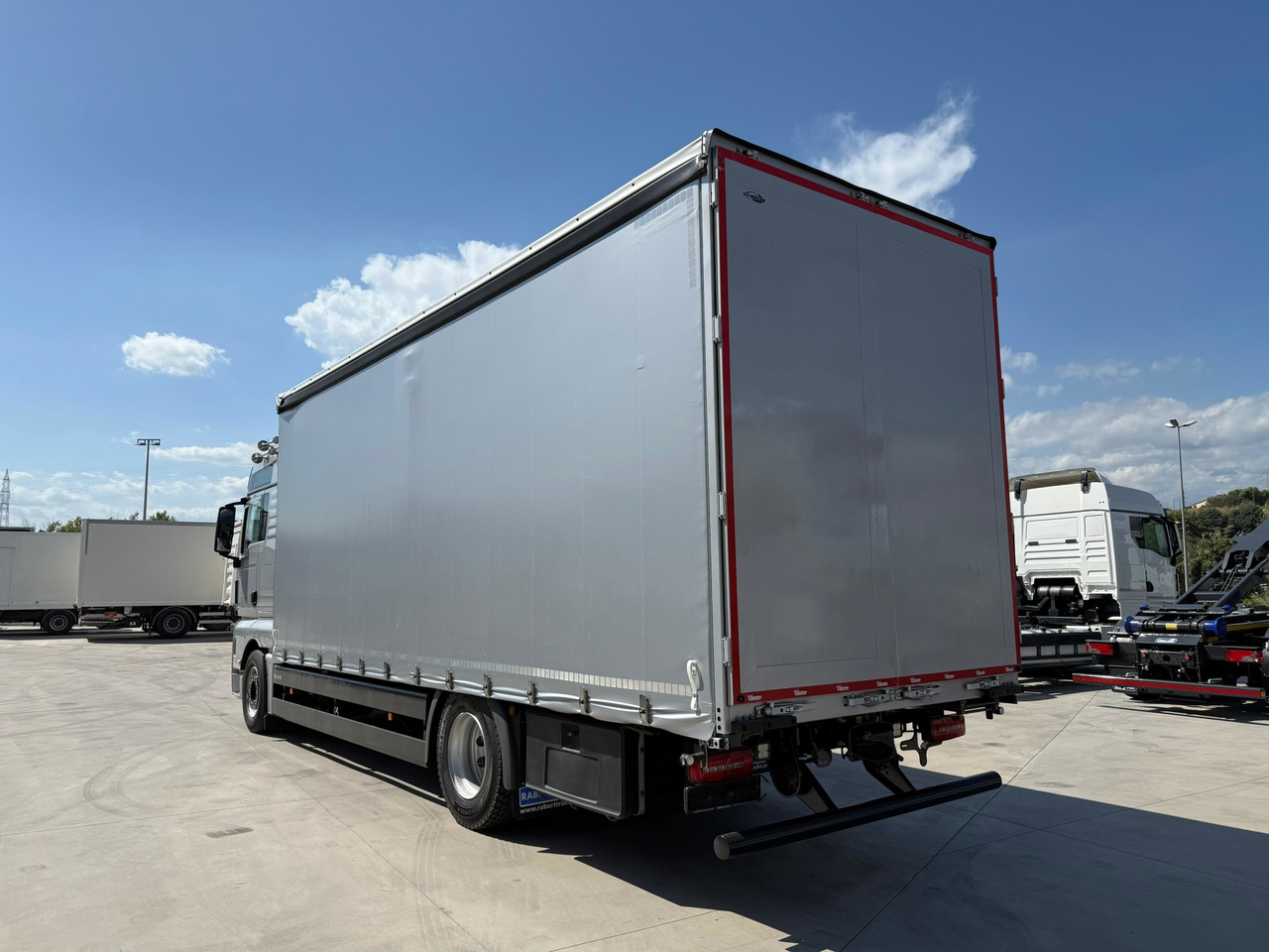 MAN 18.430 LL TGX E6 (Tauliner) - Ponyvás teherautó: 3 kép. MAN 18.430 LL TGX E6 (Tauliner) - Ponyvás teherautó: 3 kép.