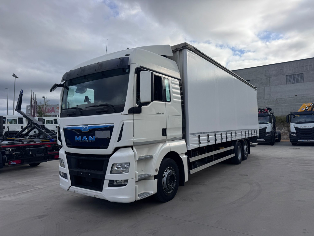 MAN 26.360 L TGX E6 (Tauliner) - Ponyvás teherautó: 1 kép. MAN 26.360 L TGX E6 (Tauliner) - Ponyvás teherautó: 1 kép.