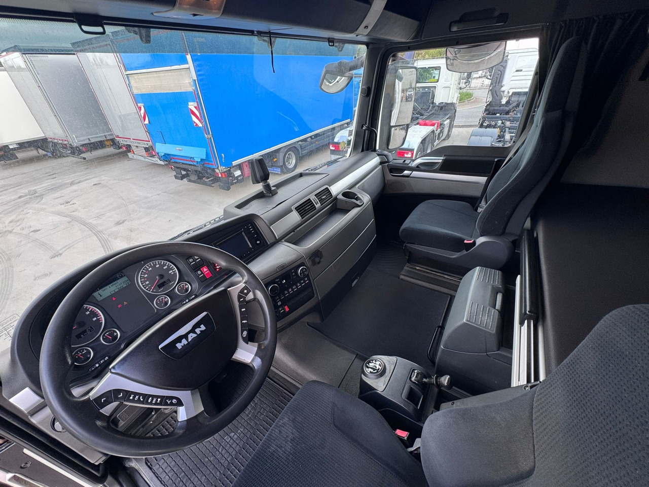 MAN 26.360 L TGX E6 (Tauliner) - Ponyvás teherautó: 5 kép. MAN 26.360 L TGX E6 (Tauliner) - Ponyvás teherautó: 5 kép.