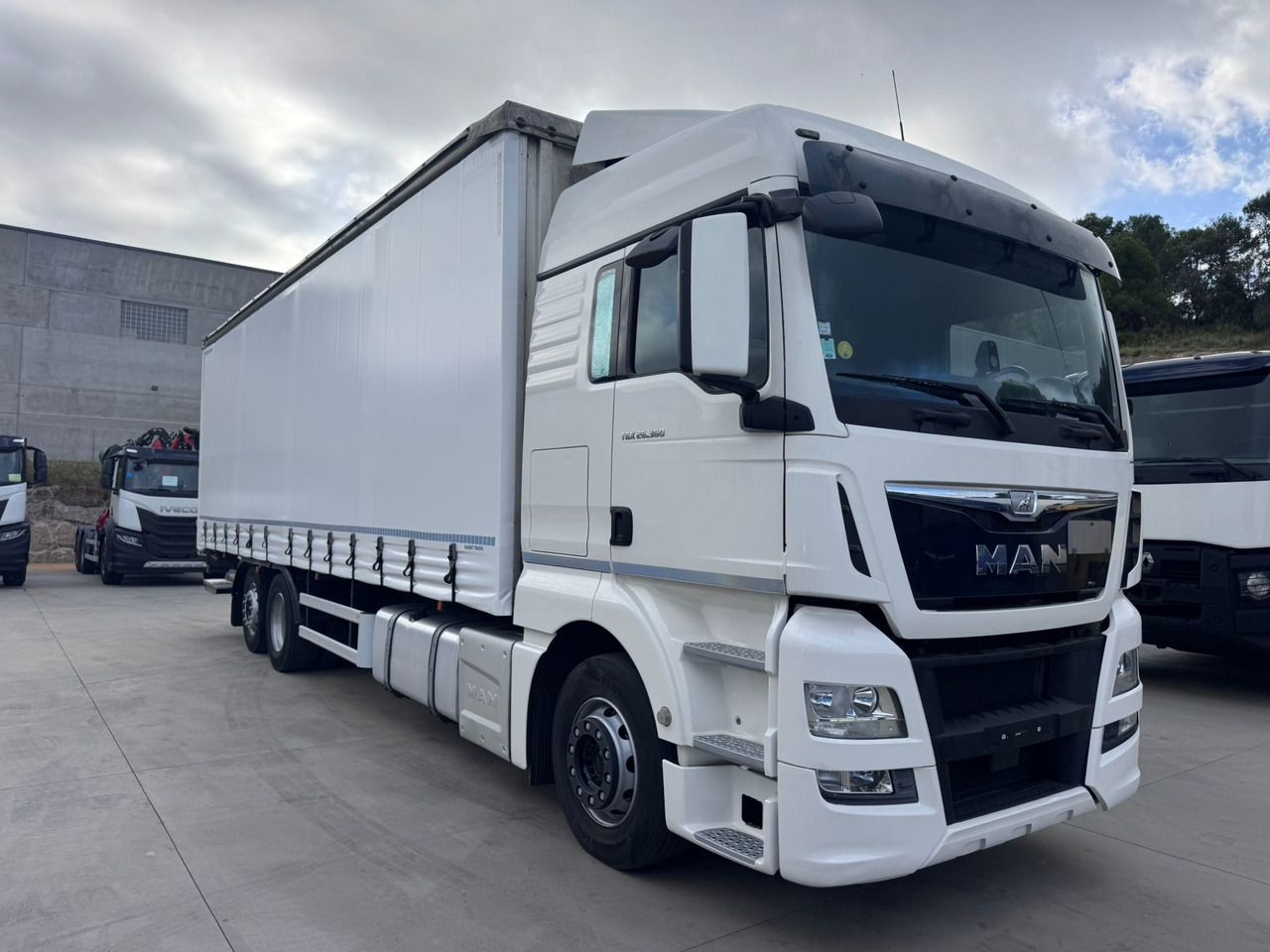 MAN 26.360 L TGX E6 (Tauliner) - Ponyvás teherautó: 2 kép. MAN 26.360 L TGX E6 (Tauliner) - Ponyvás teherautó: 2 kép.