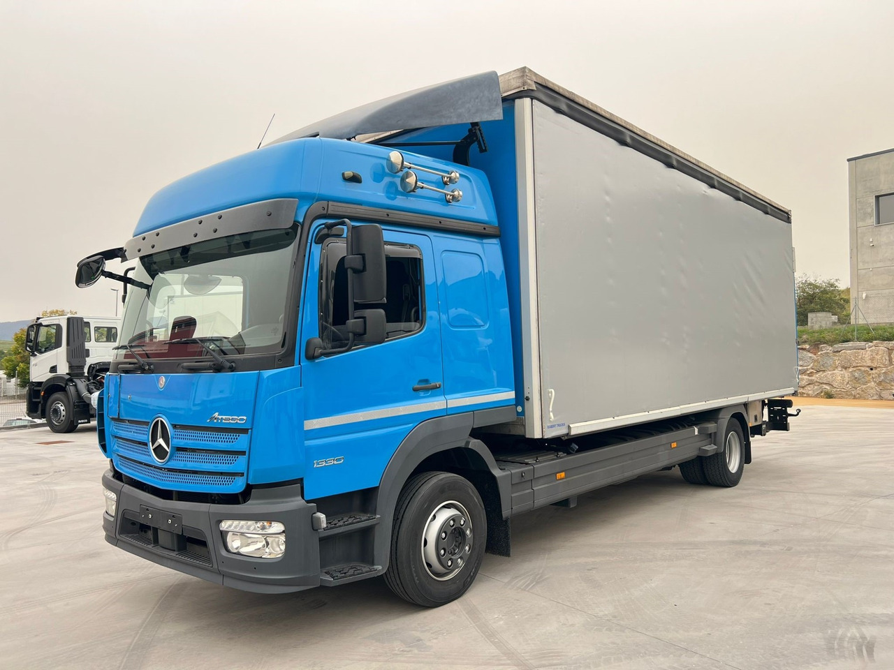 MERCEDES BENZ 13.30L Atego E6 (Tauliner) - Ponyvás teherautó: 1 kép. MERCEDES BENZ 13.30L Atego E6 (Tauliner) - Ponyvás teherautó: 1 kép.