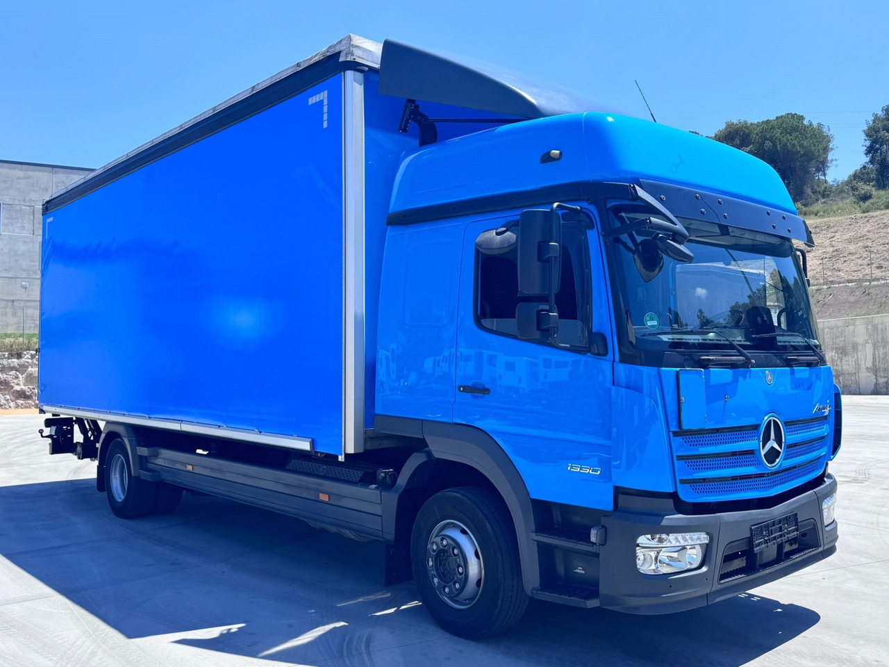 MERCEDES BENZ 13.30L Atego E6 (Tauliner) - Ponyvás teherautó: 2 kép. MERCEDES BENZ 13.30L Atego E6 (Tauliner) - Ponyvás teherautó: 2 kép.