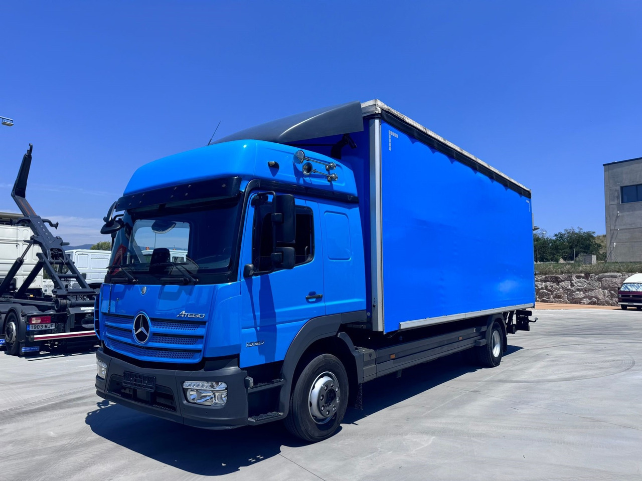 MERCEDES BENZ 13.30L Atego E6 (Tauliner) - Ponyvás teherautó: 1 kép. MERCEDES BENZ 13.30L Atego E6 (Tauliner) - Ponyvás teherautó: 1 kép.