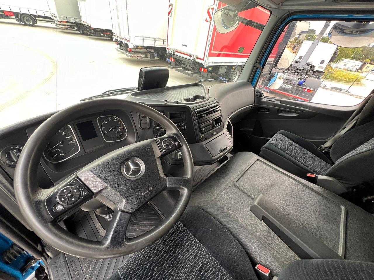MERCEDES BENZ 13.30L Atego E6 (Tauliner) - Ponyvás teherautó: 5 kép. MERCEDES BENZ 13.30L Atego E6 (Tauliner) - Ponyvás teherautó: 5 kép.