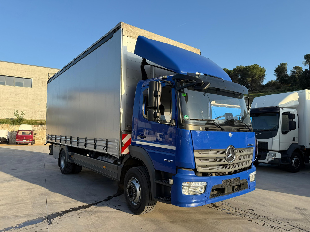 MERCEDES BENZ 16.30L Atego E6 (Tauliner) - Ponyvás teherautó: 2 kép. MERCEDES BENZ 16.30L Atego E6 (Tauliner) - Ponyvás teherautó: 2 kép.