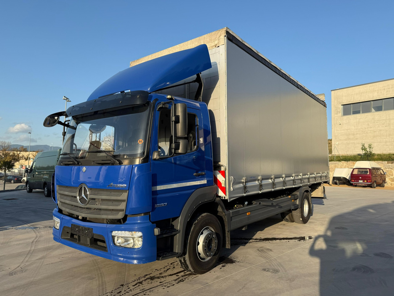 MERCEDES BENZ 16.30L Atego E6 (Tauliner) - Ponyvás teherautó: 1 kép. MERCEDES BENZ 16.30L Atego E6 (Tauliner) - Ponyvás teherautó: 1 kép.