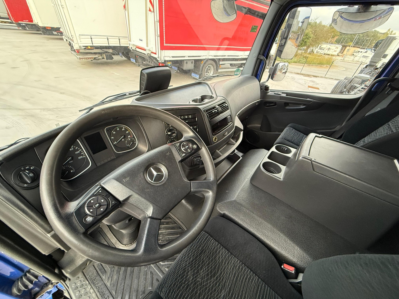 MERCEDES BENZ 16.30L Atego E6 (Tauliner) - Ponyvás teherautó: 5 kép. MERCEDES BENZ 16.30L Atego E6 (Tauliner) - Ponyvás teherautó: 5 kép.