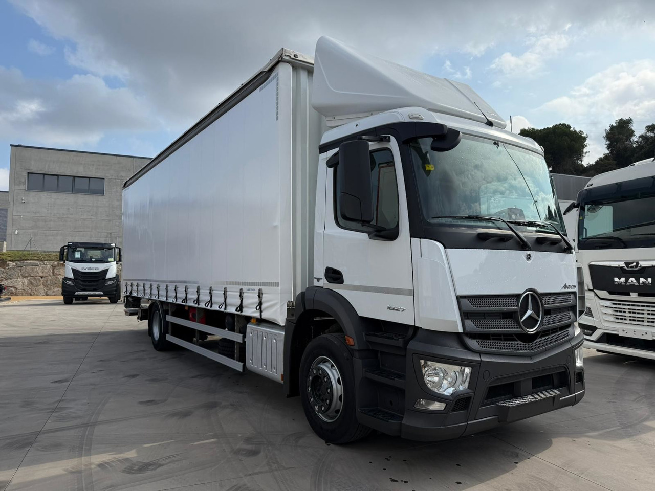 MERCEDES BENZ 18.27 Antos E6 (Tauliner) - Ponyvás teherautó: 2 kép. MERCEDES BENZ 18.27 Antos E6 (Tauliner) - Ponyvás teherautó: 2 kép.