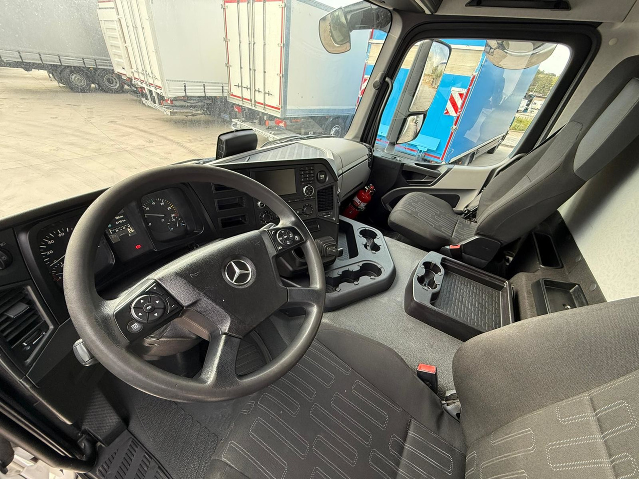 MERCEDES BENZ 18.27 Antos E6 (Tauliner) - Ponyvás teherautó: 5 kép. MERCEDES BENZ 18.27 Antos E6 (Tauliner) - Ponyvás teherautó: 5 kép.