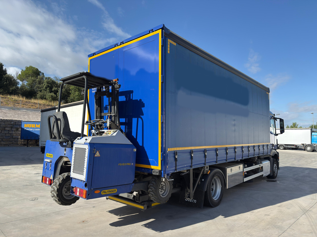 MERCEDES BENZ 18.33 Antos E6 (Self-portable) - Ponyvás teherautó: 3 kép. MERCEDES BENZ 18.33 Antos E6 (Self-portable) - Ponyvás teherautó: 3 kép.
